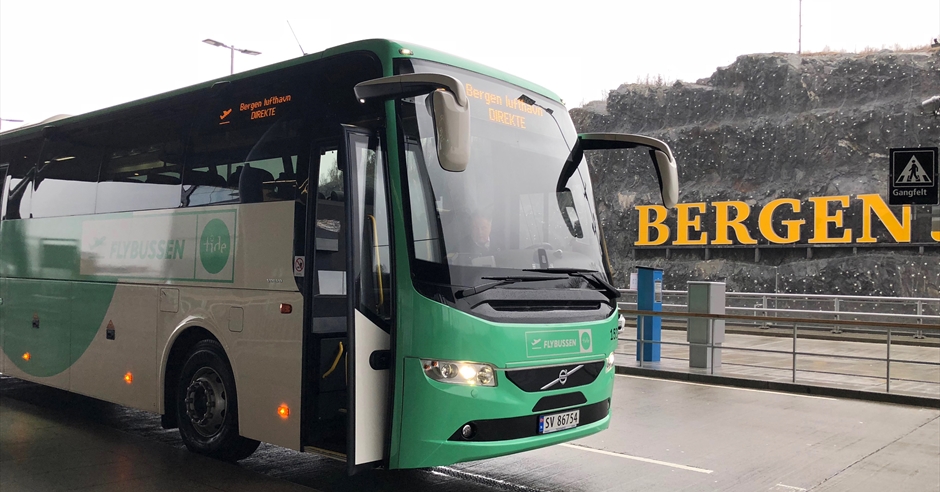 Flybussen Bus Flybussen estacionado con viajeros subiendo en Bergen